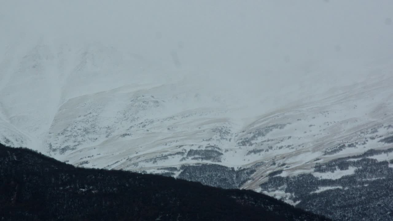 云雾缭绕的山景。背景中的废墟视频素材