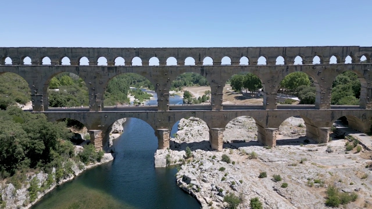 空中拍摄的法国古罗马引水渠加德桥视频素材