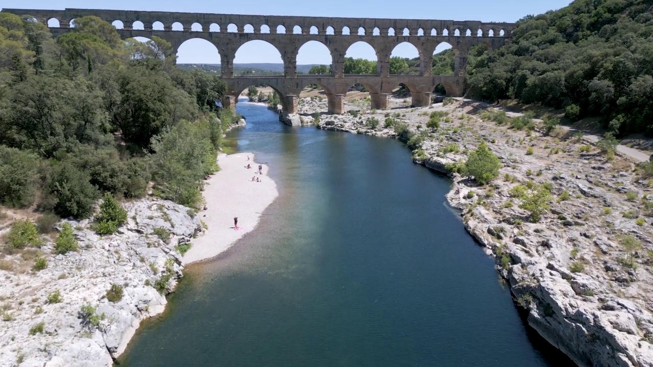 无人机正在接近位于法国的古罗马渡槽桥——加德桥视频素材