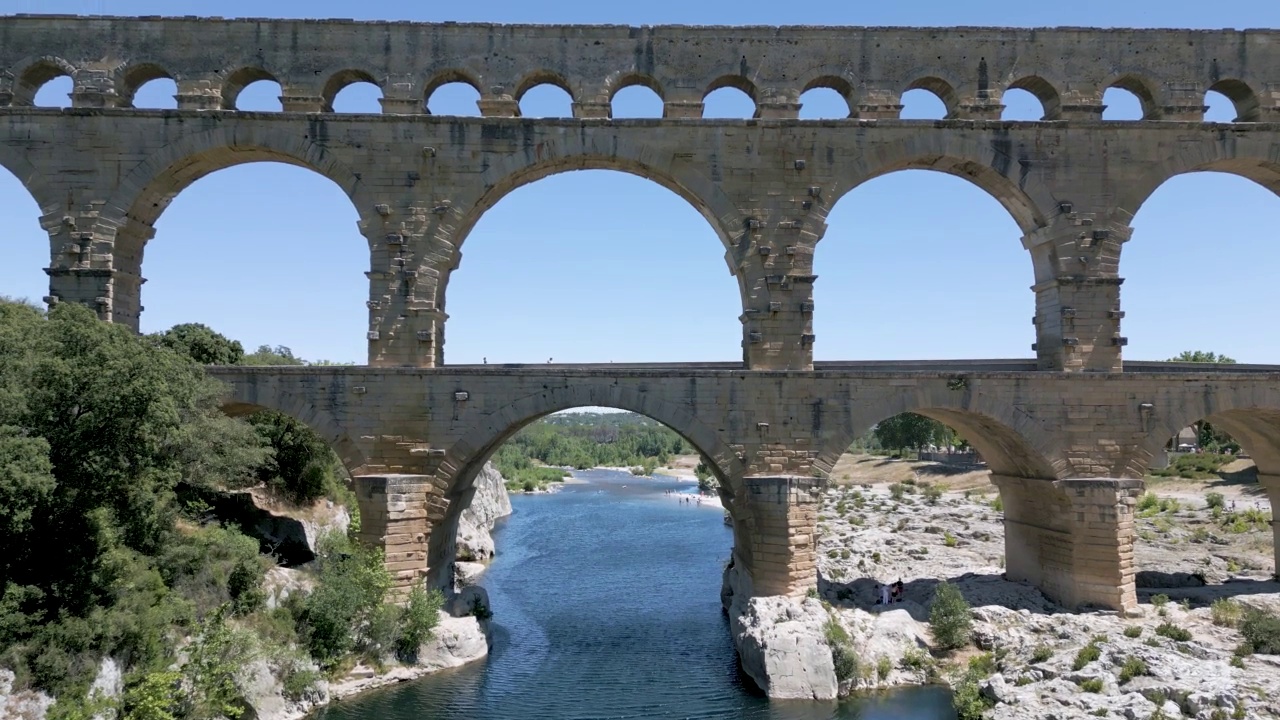 法国古罗马引水渠加德桥的低角航拍视频素材