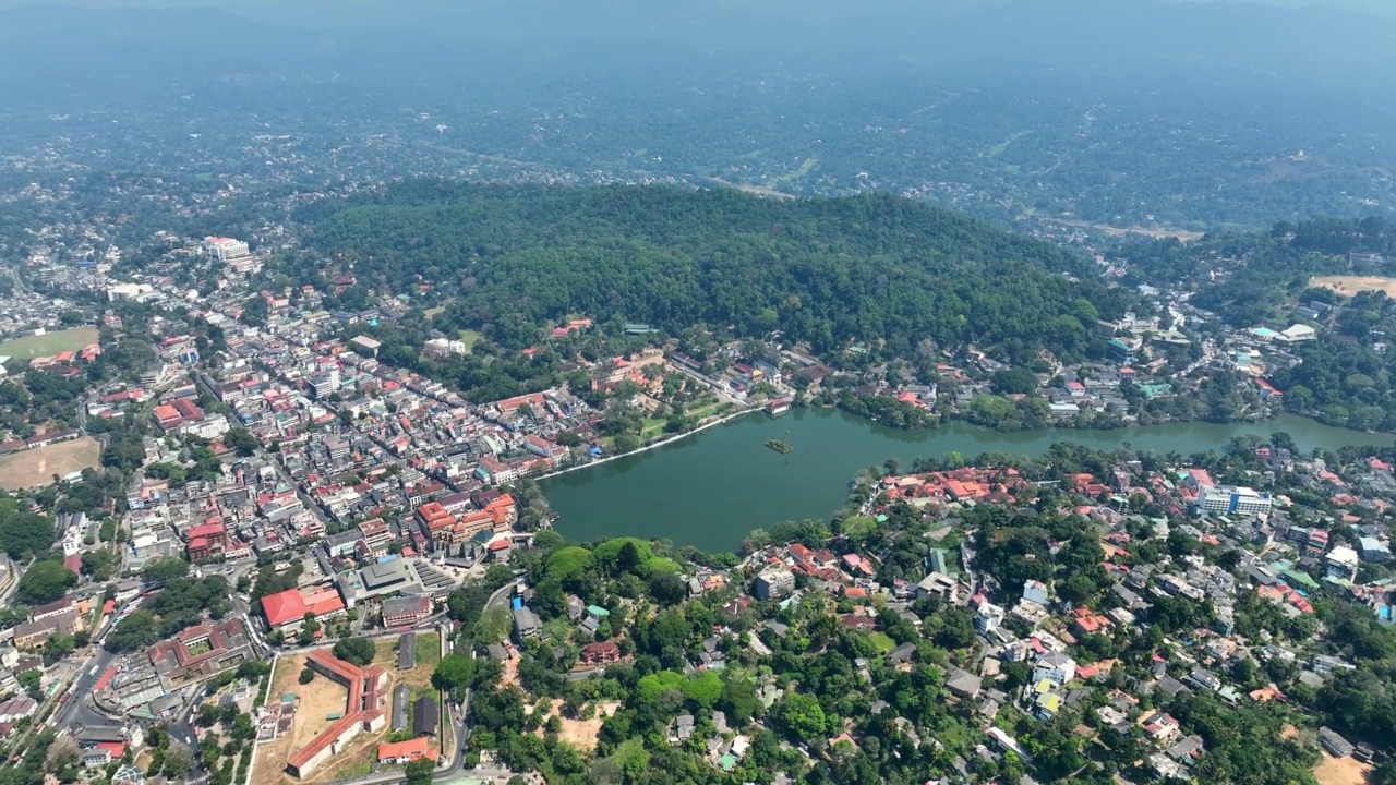 空中前进风景拍摄在山中的住宅城市在晴朗的一天-康提，斯里兰卡视频素材