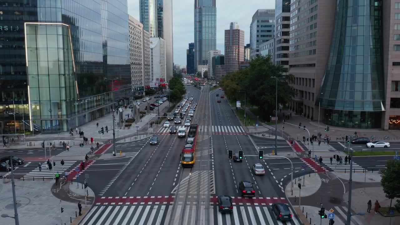 城市多车道道路车辆前进跟踪。高大的现代写字楼或公寓。波兰华沙视频素材