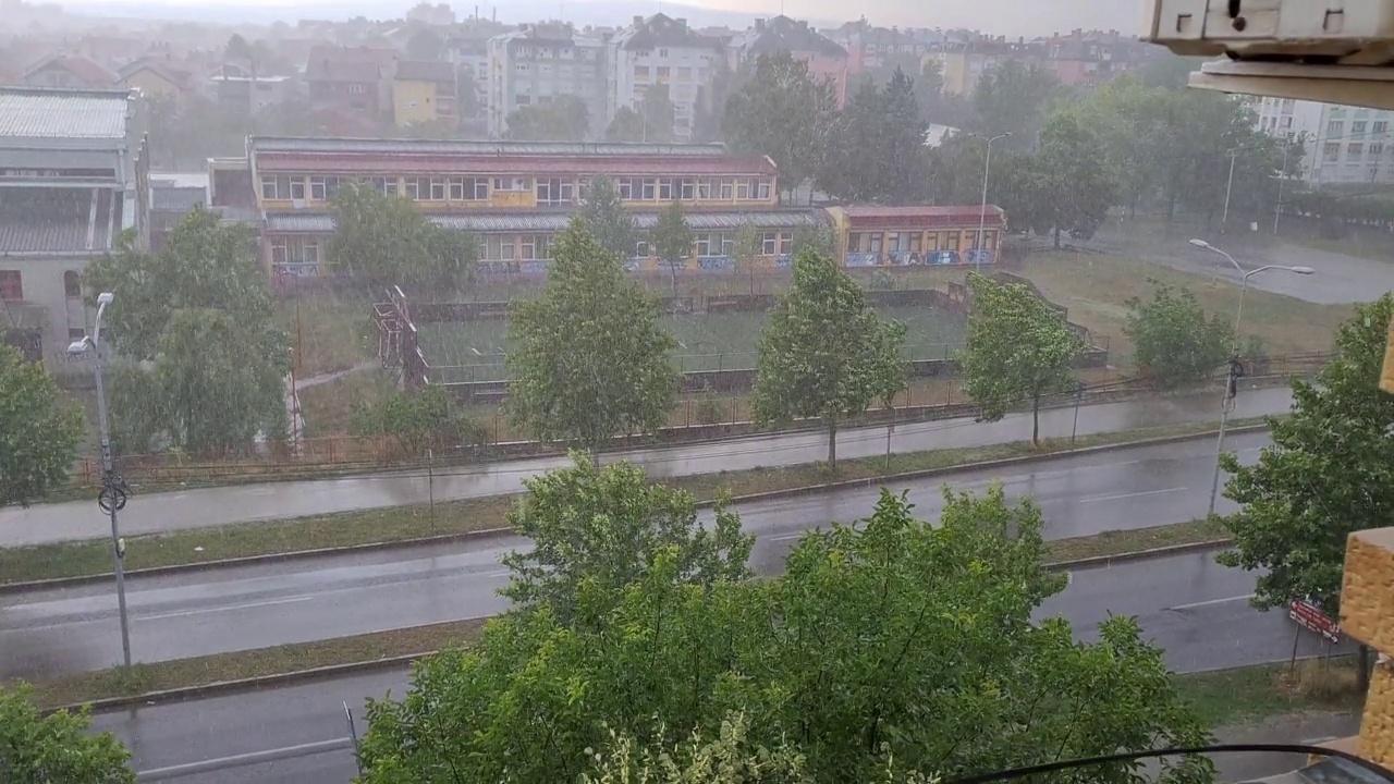 下雨天从窗户看到的风景视频素材