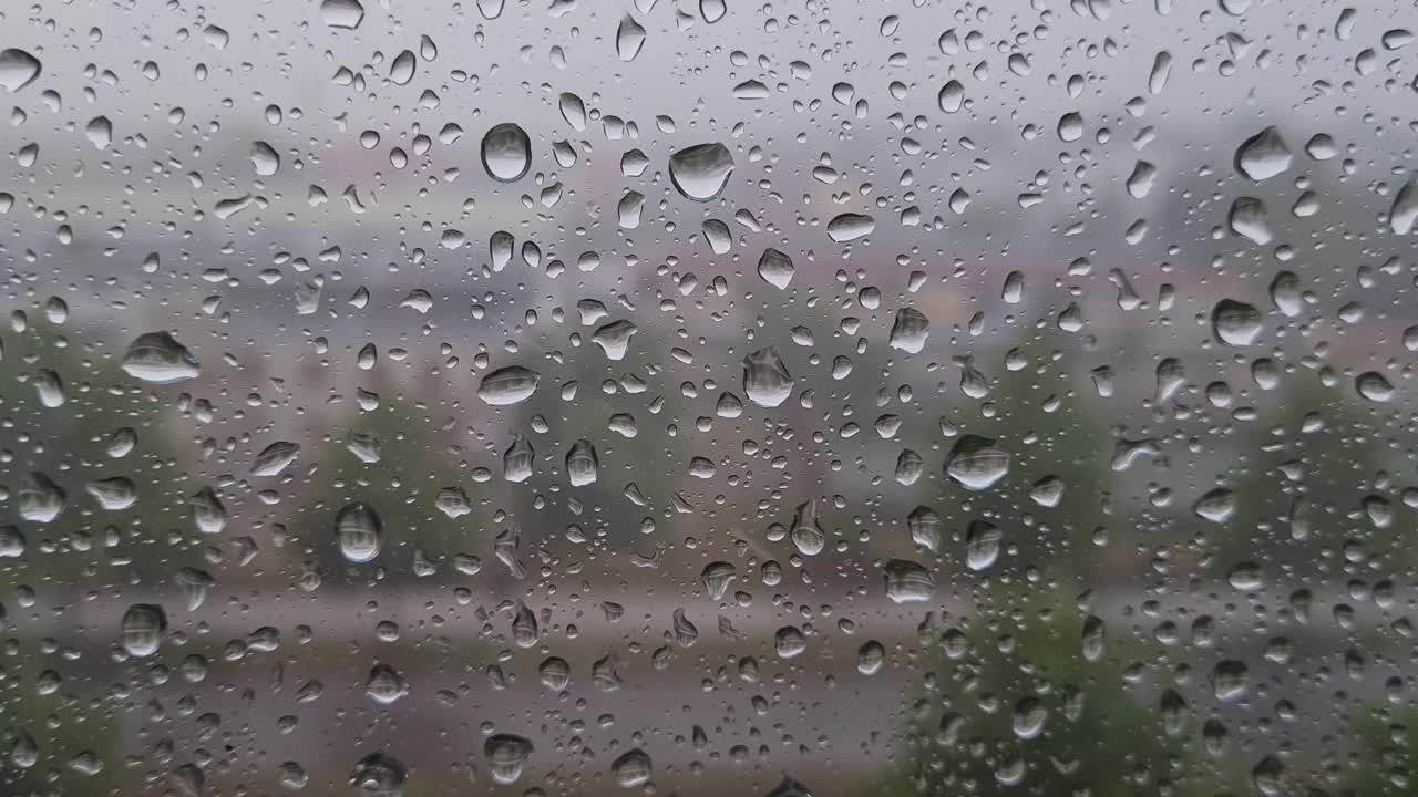 下雨天透过窗户看风景视频素材