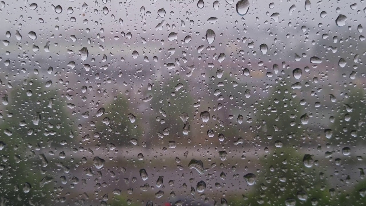 下雨天透过窗户看风景视频素材