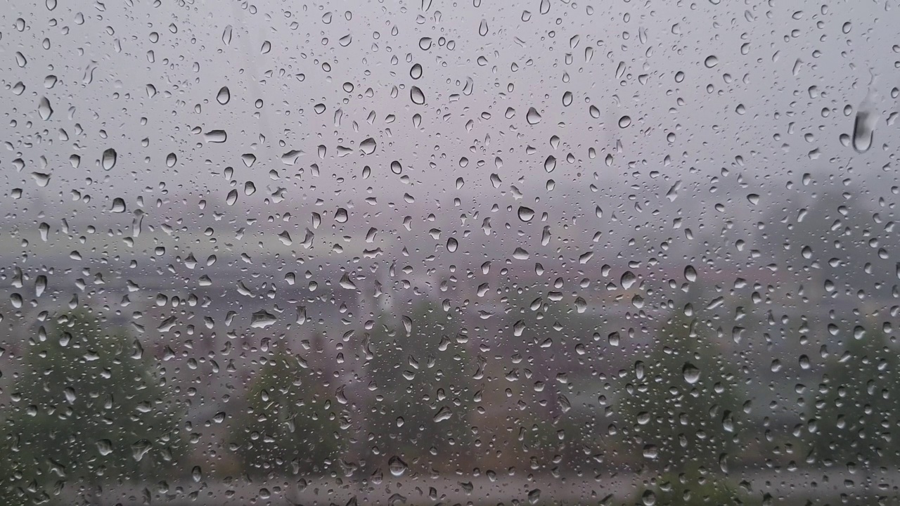 下雨天透过窗户看风景视频素材