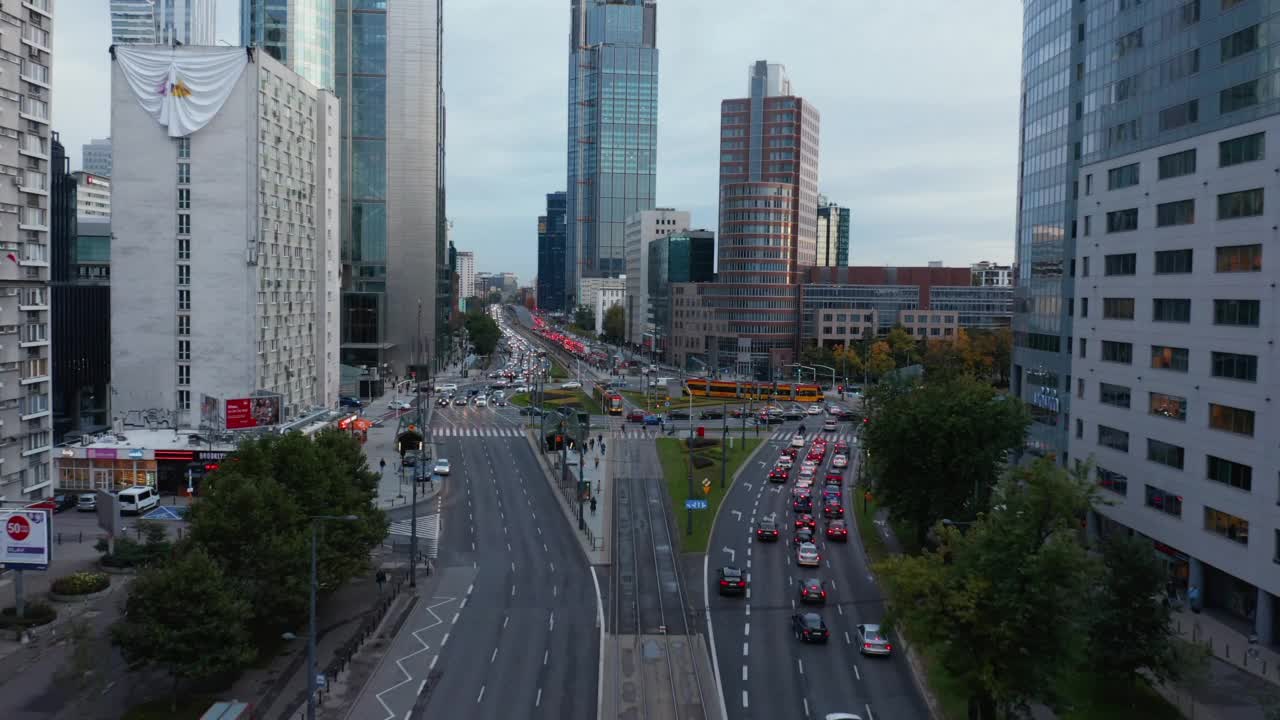 市中心的交通拥挤。前方飞越宽阔的多车道道路和多层建筑之间的大型回旋。波兰华沙视频素材