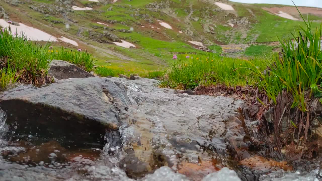 雪水在高海拔的草地上流动，声音拍小溪视频素材