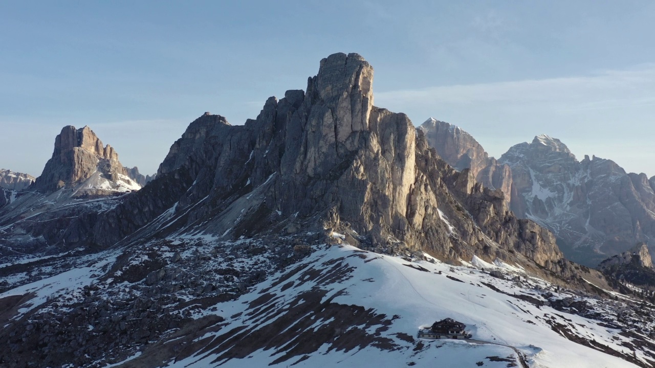 无人机拍摄的画面飞过意大利Dolomites的Passo Di Giau雪山。视频素材