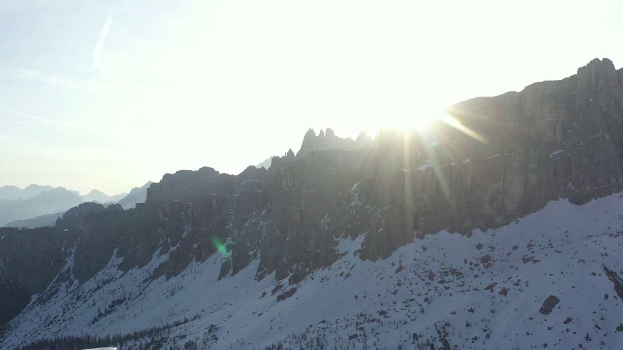 无人机拍摄的画面飞过意大利Dolomites的Passo Di Giau雪山。视频素材