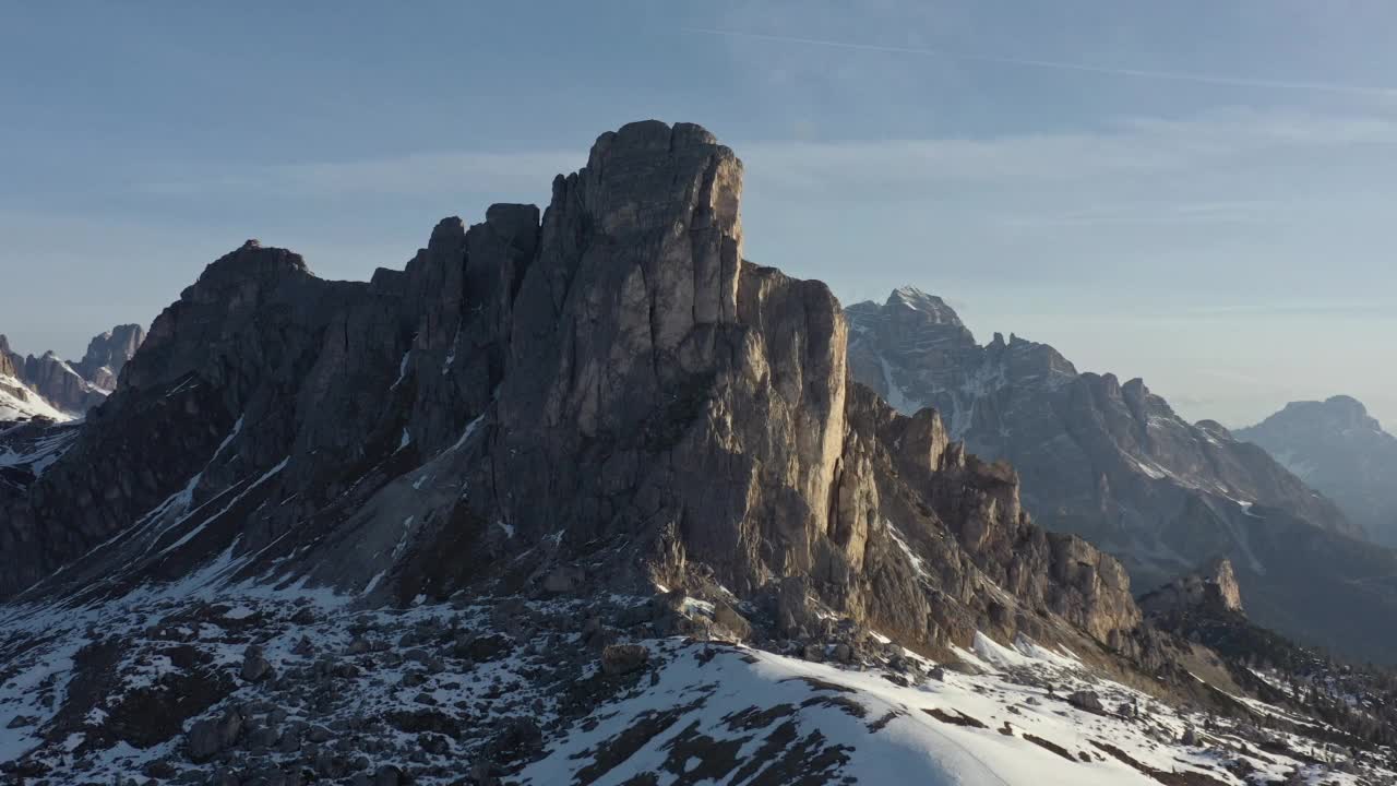 无人机拍摄的画面飞过意大利Dolomites的Passo Di Giau雪山。视频素材