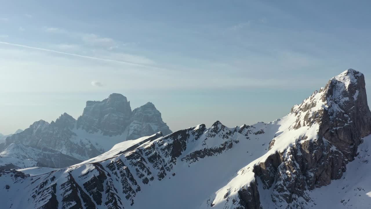 无人机拍摄的画面飞过意大利Dolomites的Passo Di Giau雪山。视频素材