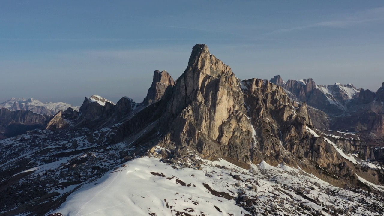 无人机拍摄的画面飞过意大利Dolomites的Passo Di Giau雪山。视频素材