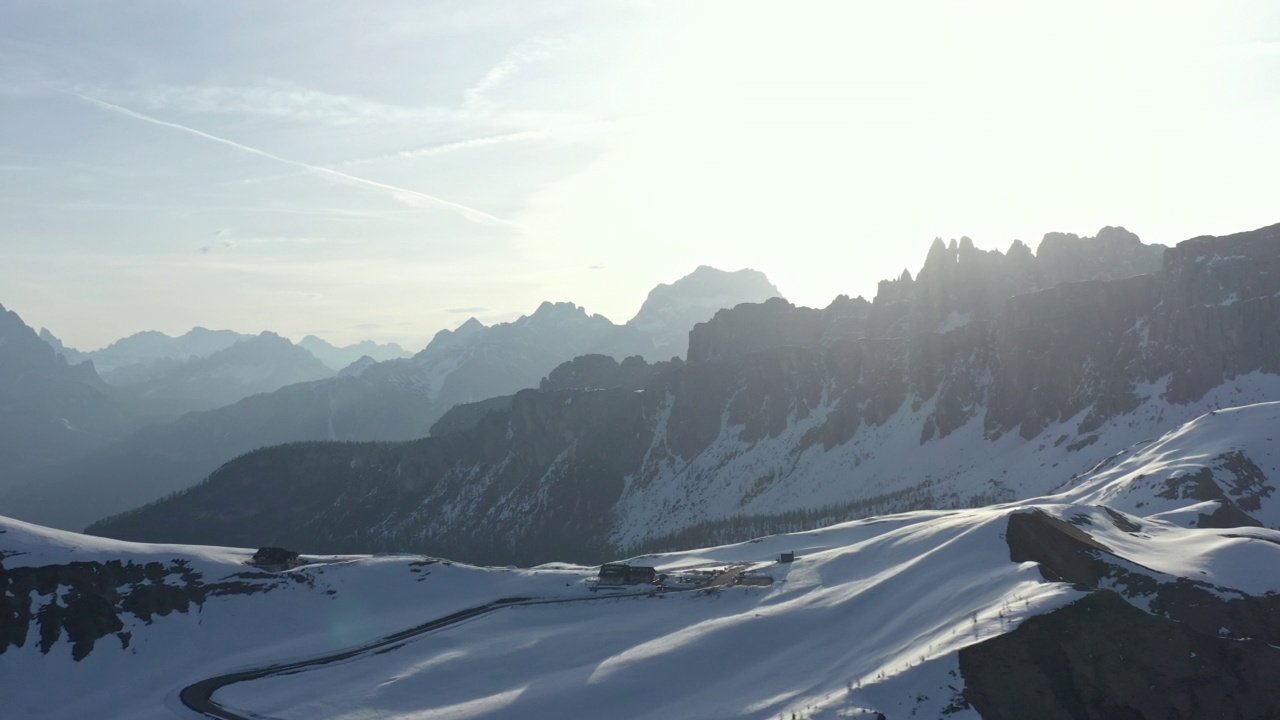 无人机拍摄的画面飞过意大利Dolomites的Passo Di Giau雪山。视频素材