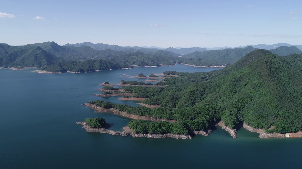 韩国忠北忠州萨尔美郡，鳄鱼形状的半岛和湖泊视频素材