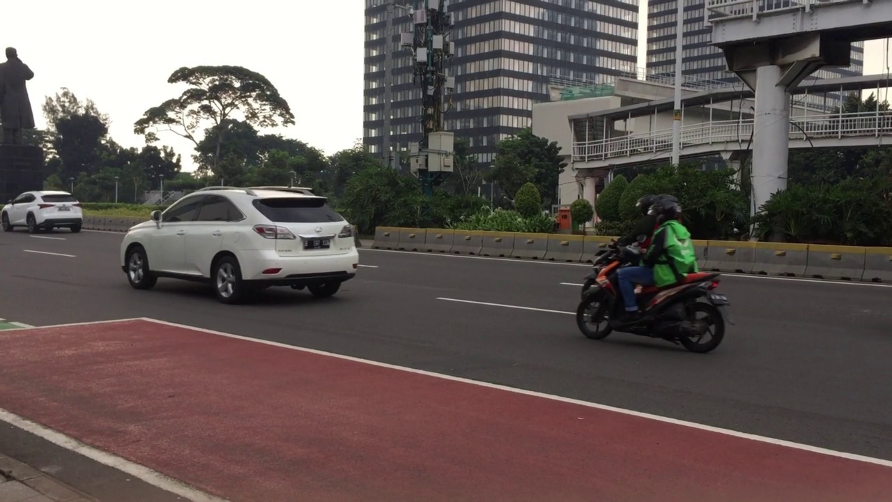 白天在高速公路上行驶的大量车辆。视频下载