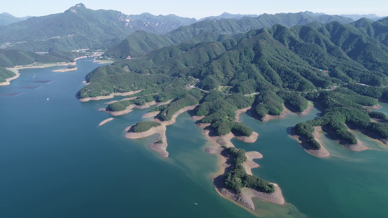 鳄鱼形状的半岛和鳄鱼峰在萨尔美郡/忠州市，忠北道视频素材