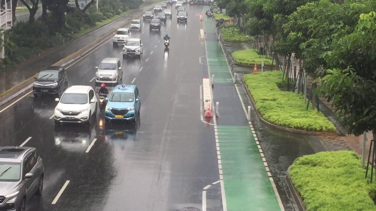 在首都的雨季，车辆经过的高速公路整天都在下雨。视频下载