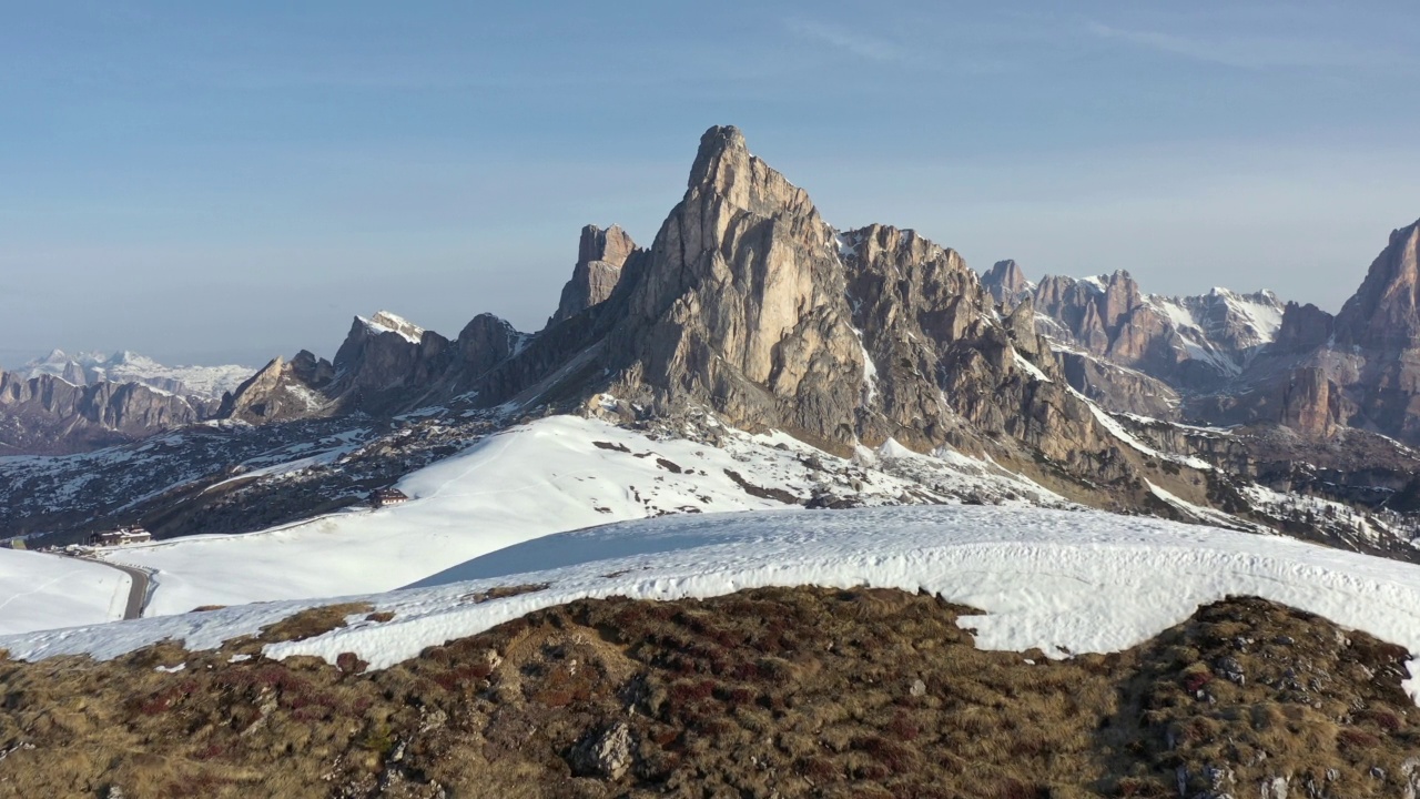 无人机拍摄的画面飞过意大利Dolomites的Passo Di Giau雪山。视频素材