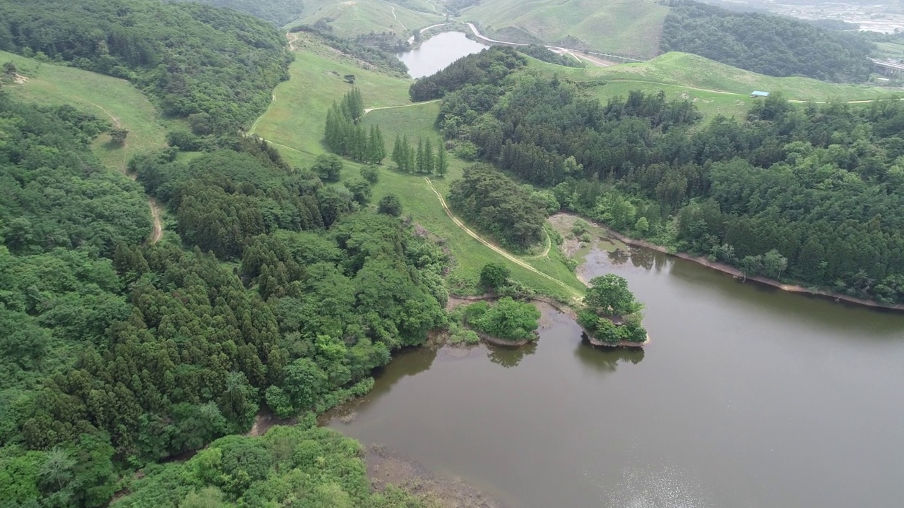 韩国清南道云山郡/瑞山市永必治水库(永必治湖)附近的风景视频素材