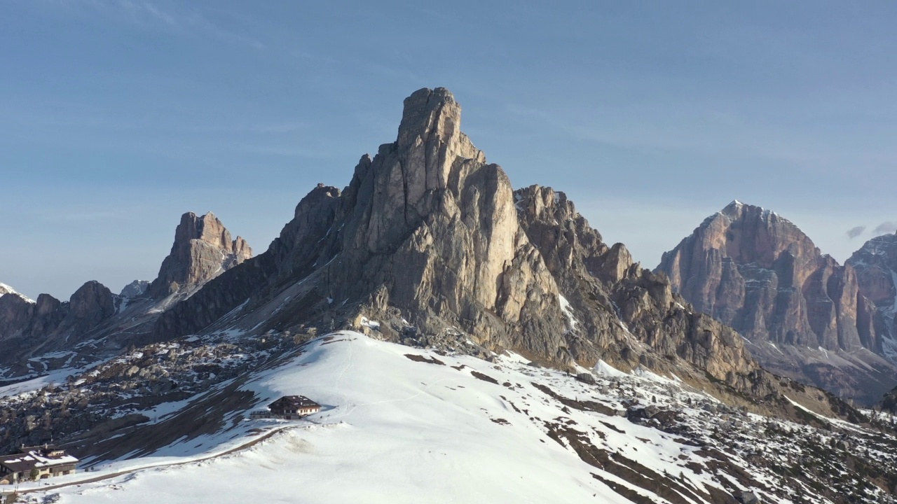 无人机拍摄的画面飞过意大利Dolomites的Passo Di Giau雪山。视频素材