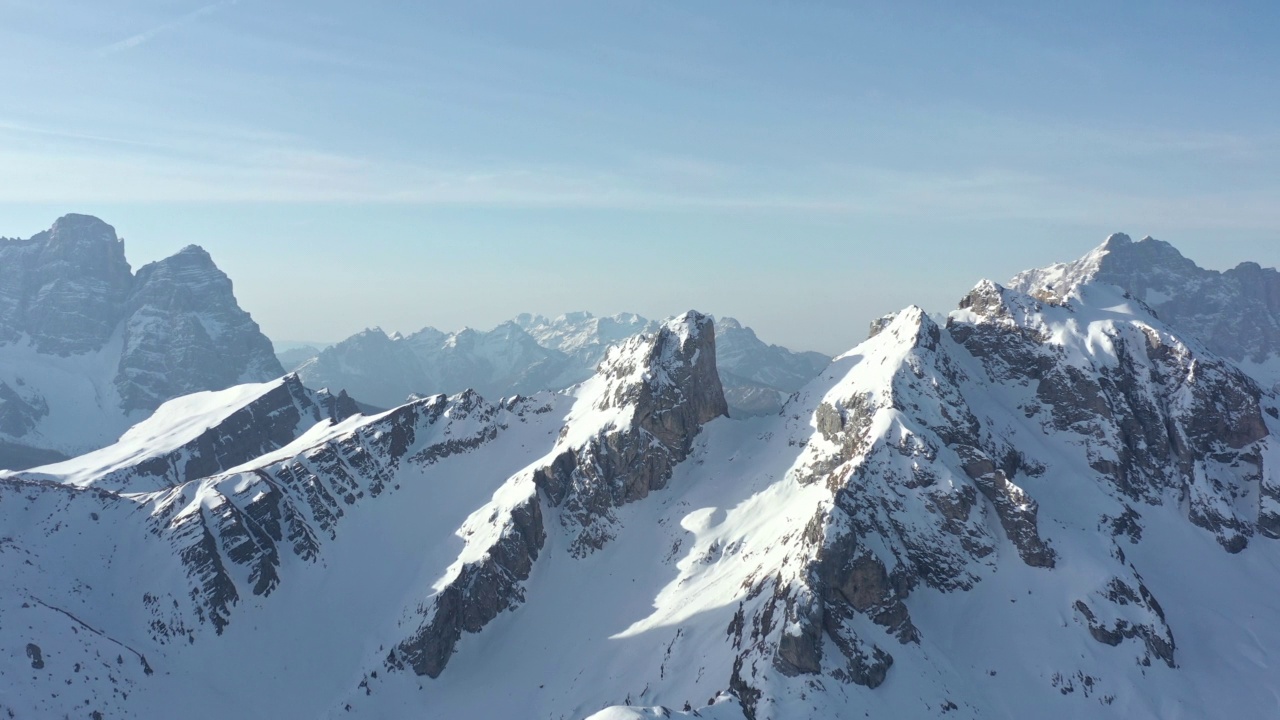 无人机拍摄的画面飞过意大利Dolomites的Passo Di Giau雪山。视频素材