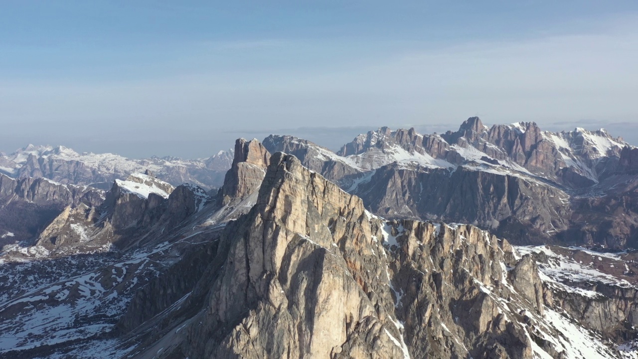 无人机拍摄的画面飞过意大利Dolomites的Passo Di Giau雪山。视频素材