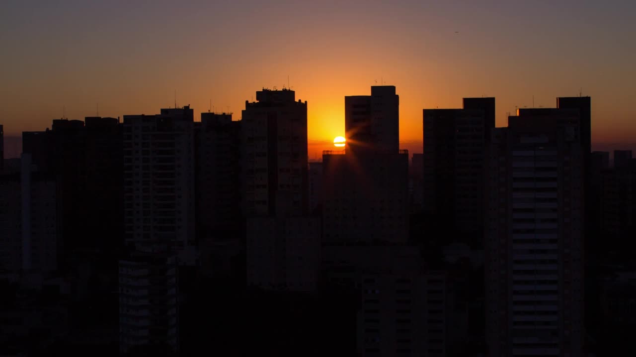 在São Paulo的建筑墙后的日出。视频素材