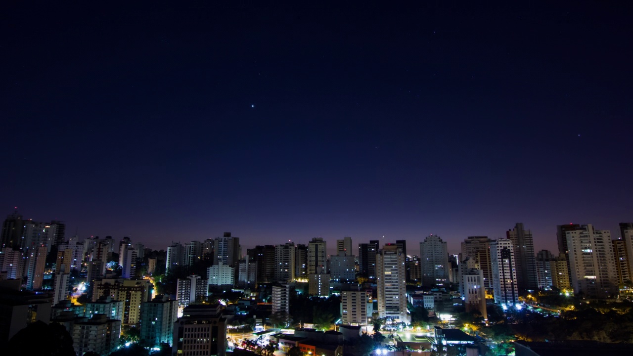 在São Paulo的建筑墙后的日出。视频素材