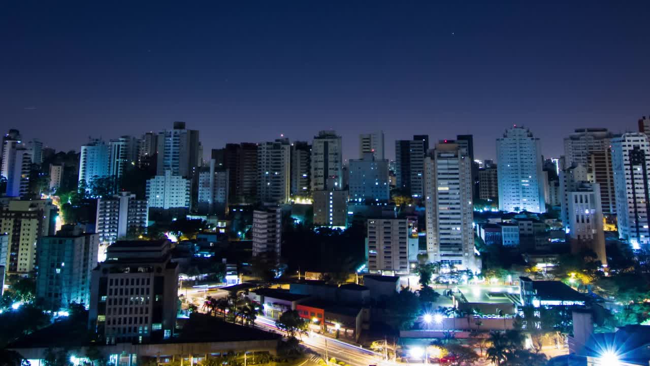 在São Paulo的建筑墙后的日出。视频素材