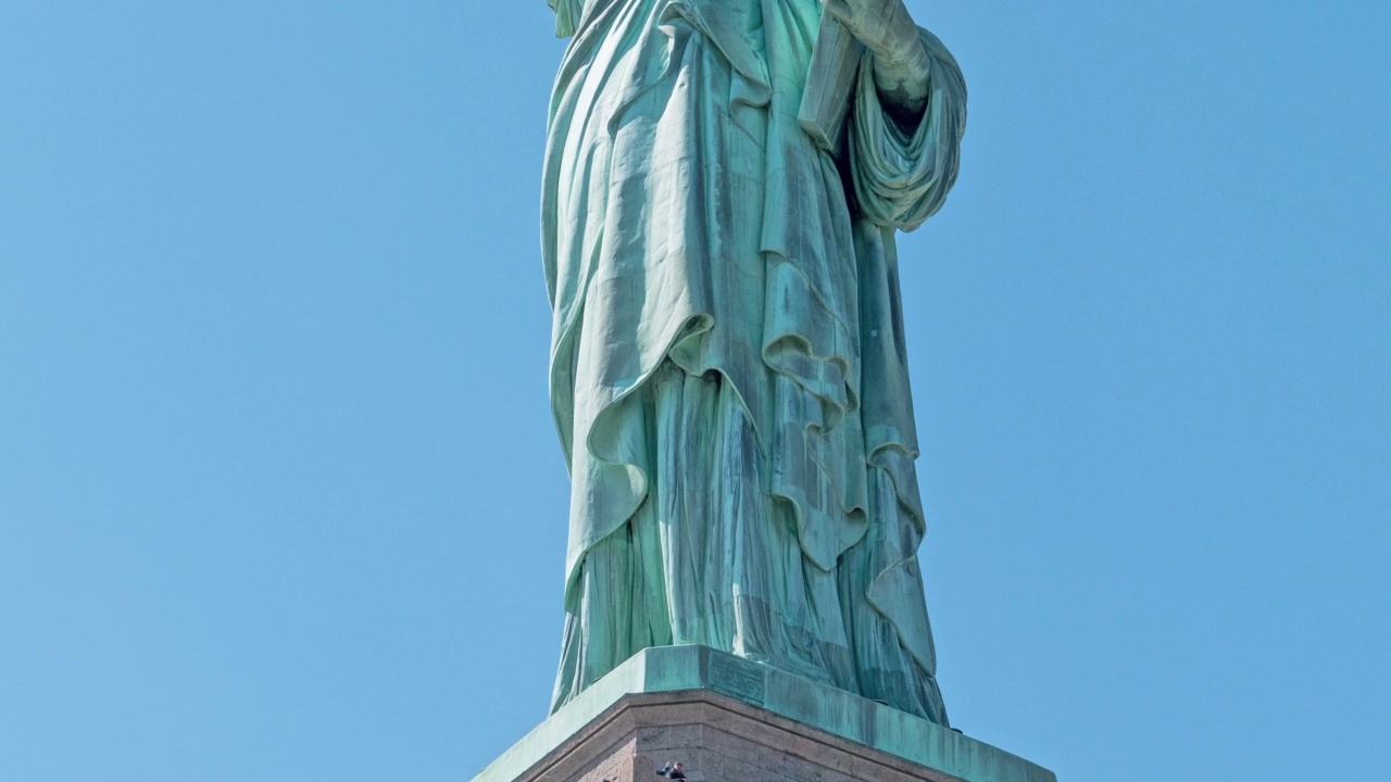 自由女神像纪念碑与时间推移的云在夏天的天空在纽约市，美国。美国旅游景点地标，美国旅游目的地，或国家象征概念视频素材