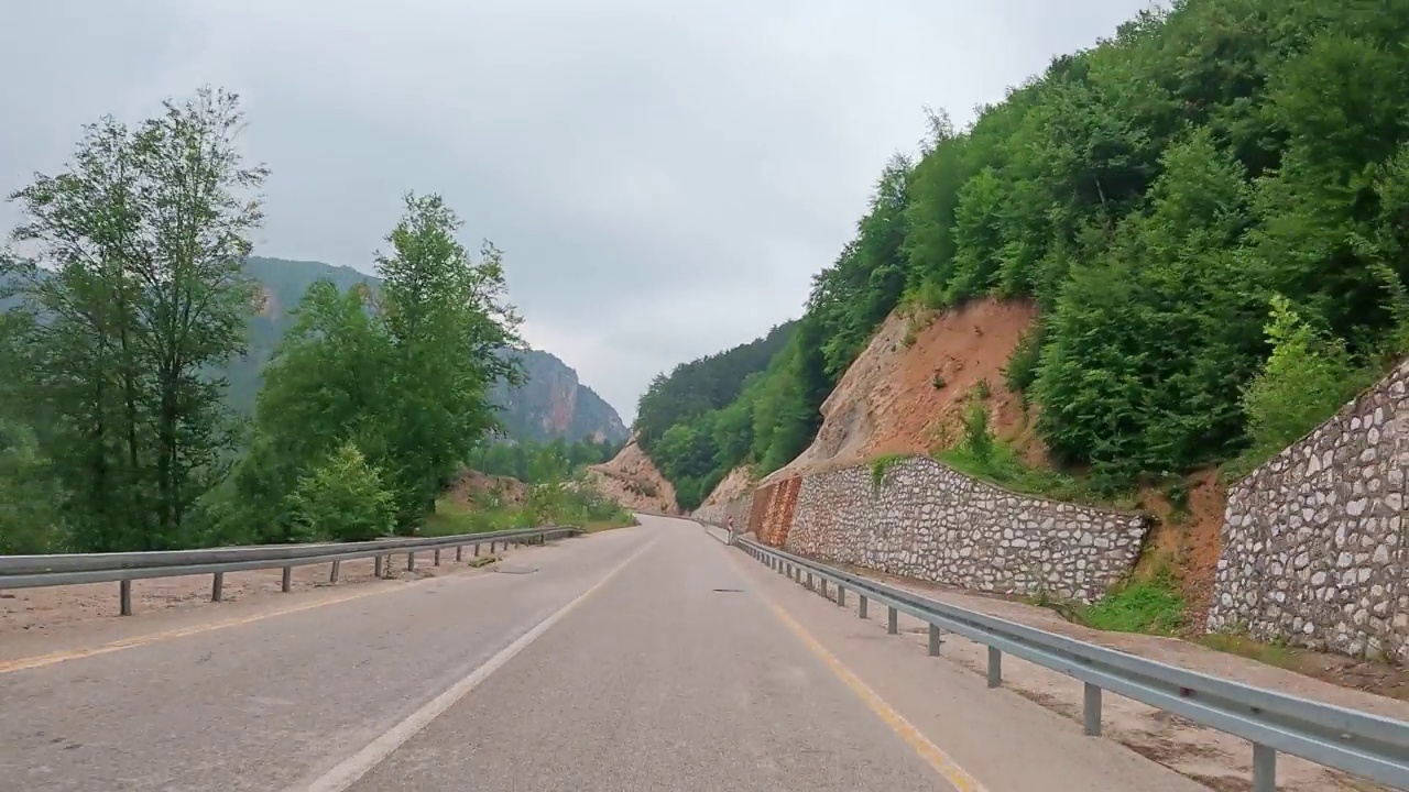沿着森林的道路行驶。镜头拍摄于行驶在美丽空旷的道路上。时间流逝视频素材画面2