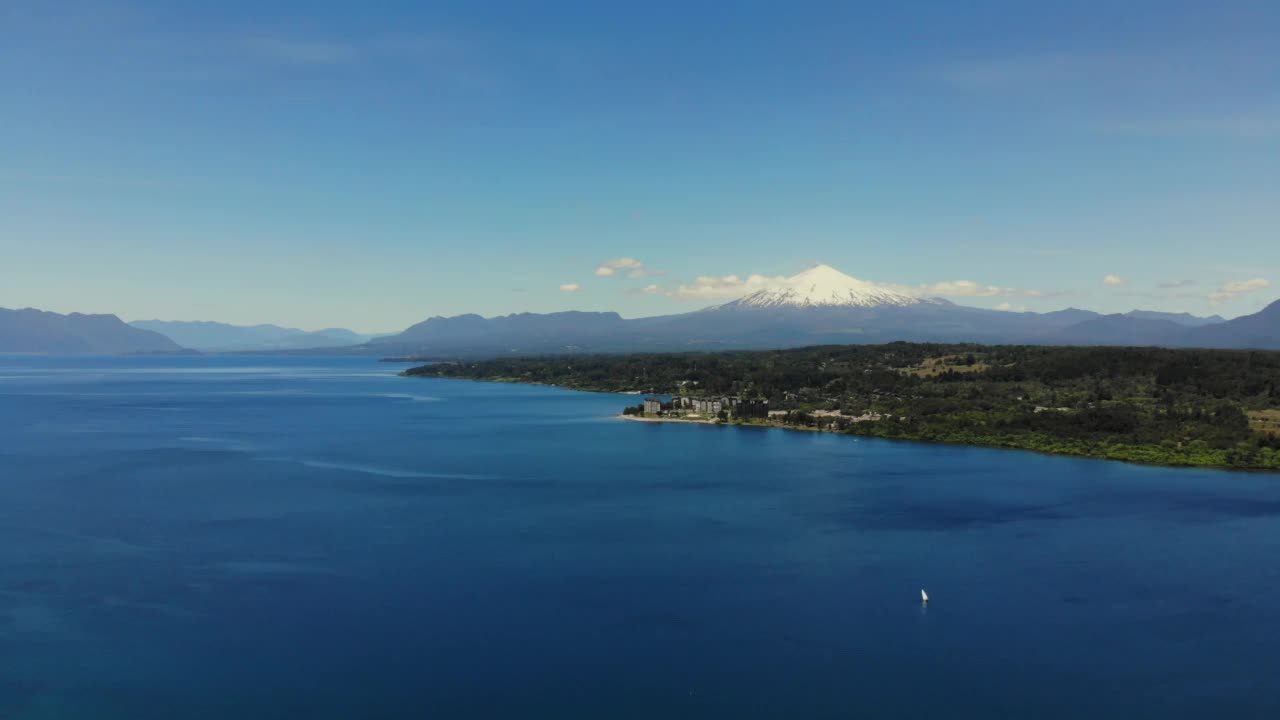 晴朗阳光下的火山和维拉里卡湖鸟瞰图。智利视频素材