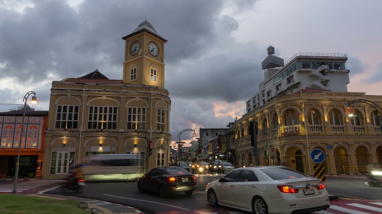 4k Time Lapse Chartered Bank at Old Phuket Town west，有游客和车辆经过。视频素材