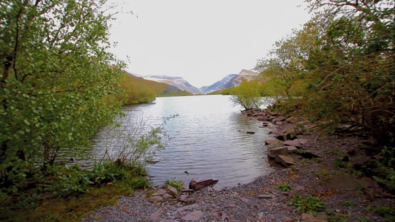 视频，俯瞰Llyn Padarn Llanberis湖，威尔士，景观，广角。视频素材