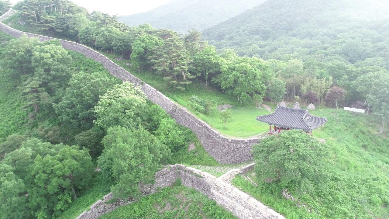 韩国全罗南道潭阳郡龙郡的金城山城要塞和自然视频素材