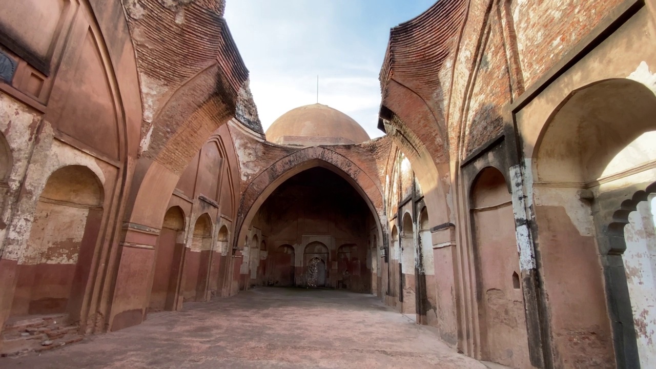 Murshidabad镇古Katra Masjid清真寺遗址的拱门。视频素材