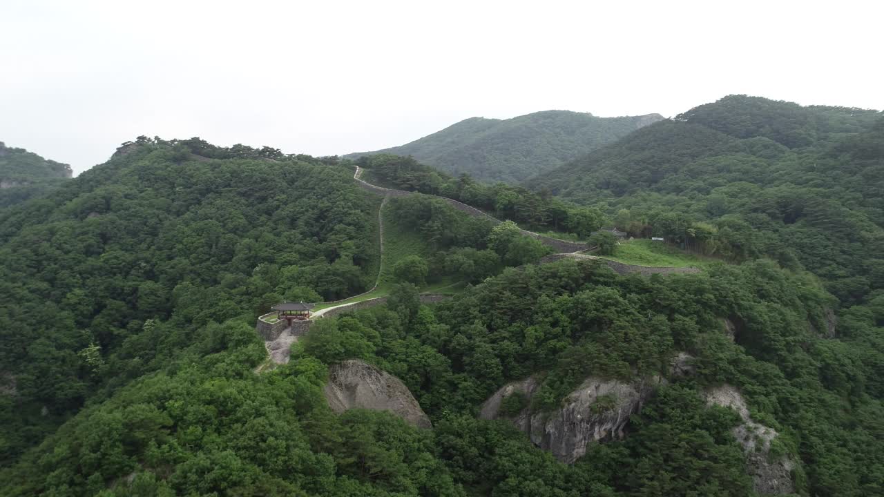 韩国全罗南道潭阳郡龙郡的金城山城要塞和自然视频素材