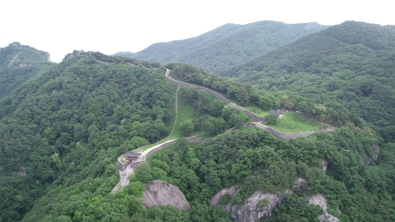 韩国全罗南道潭阳郡龙郡的金城山城要塞和自然视频素材