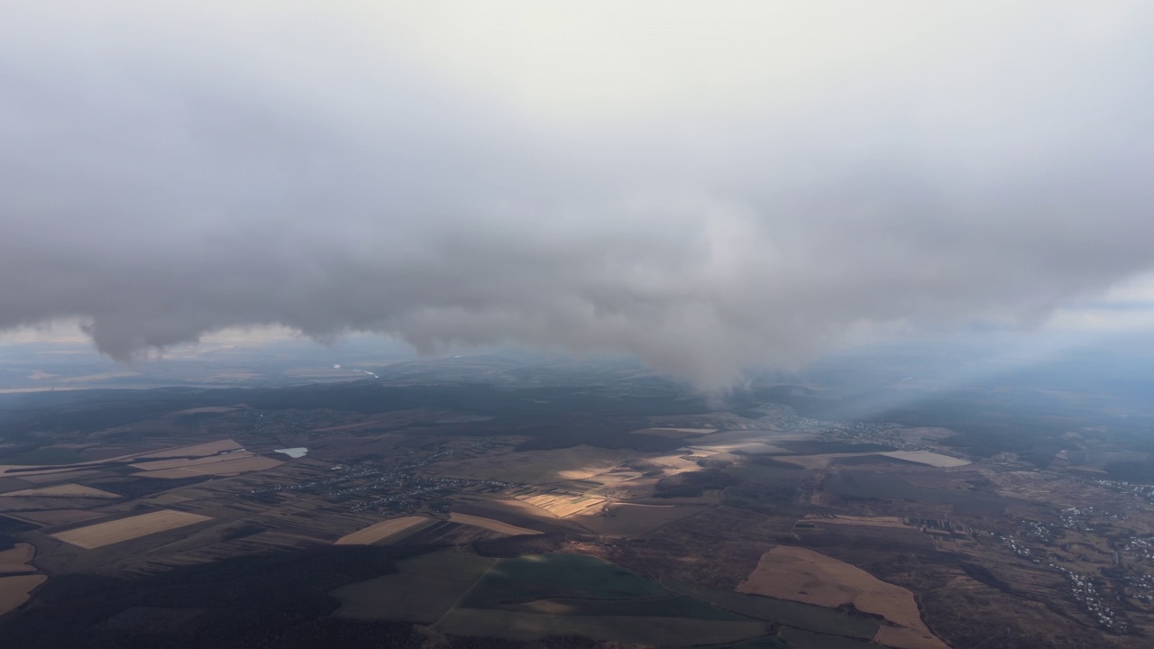 高空鸟瞰图，地面覆盖着暴雨前形成的浮云视频素材