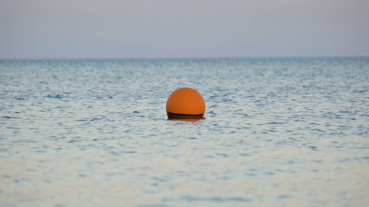 热带度假胜地的海面上漂浮黄色浮标，作为限制在深水水域游泳的标志。人的生命安全理念视频素材