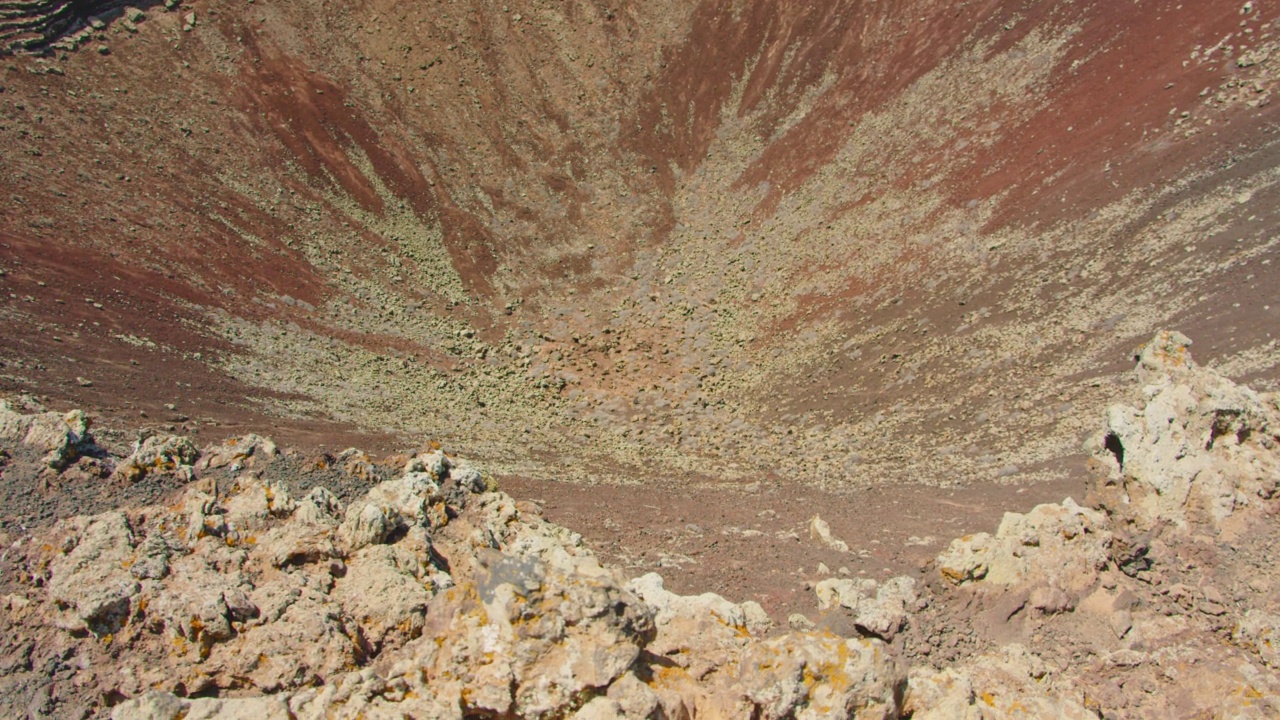 富埃特文图拉州科拉雷霍附近卡尔德隆洪多火山的红色火山口。加那利群岛。熔岩景观。特写，慢动作。未受污染的环境。自我修复能力。视频素材