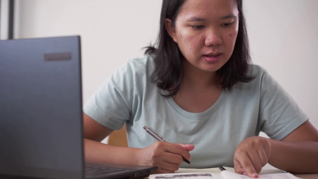 年轻的亚洲女性在网上学习视频素材