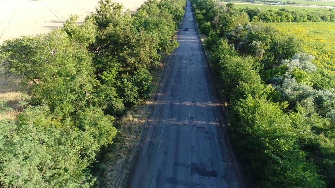 飞越旧公路视频素材