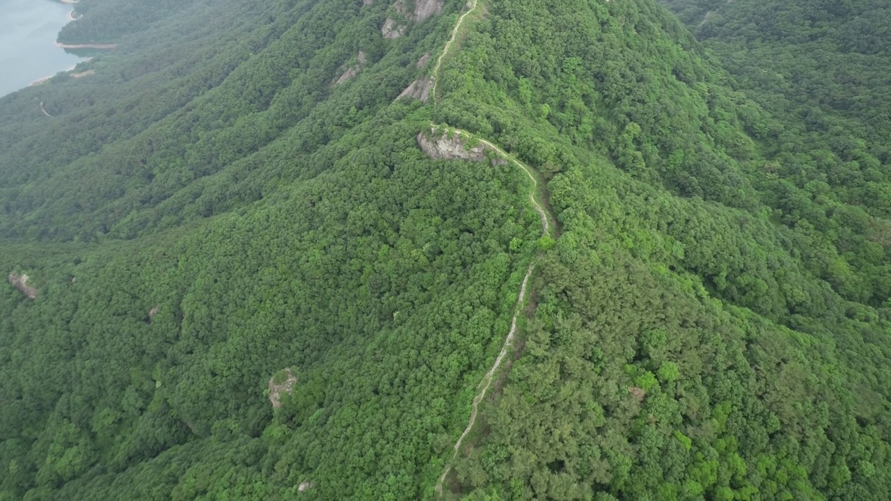 韩国全罗南道雍县/潭阳郡的山和要塞视频素材