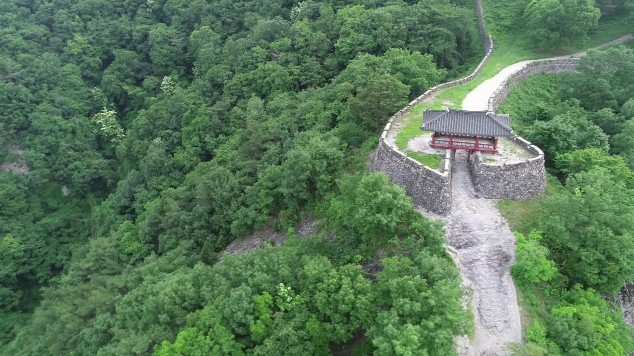 韩国全罗南道潭阳郡龙郡的金城山城要塞和自然视频素材