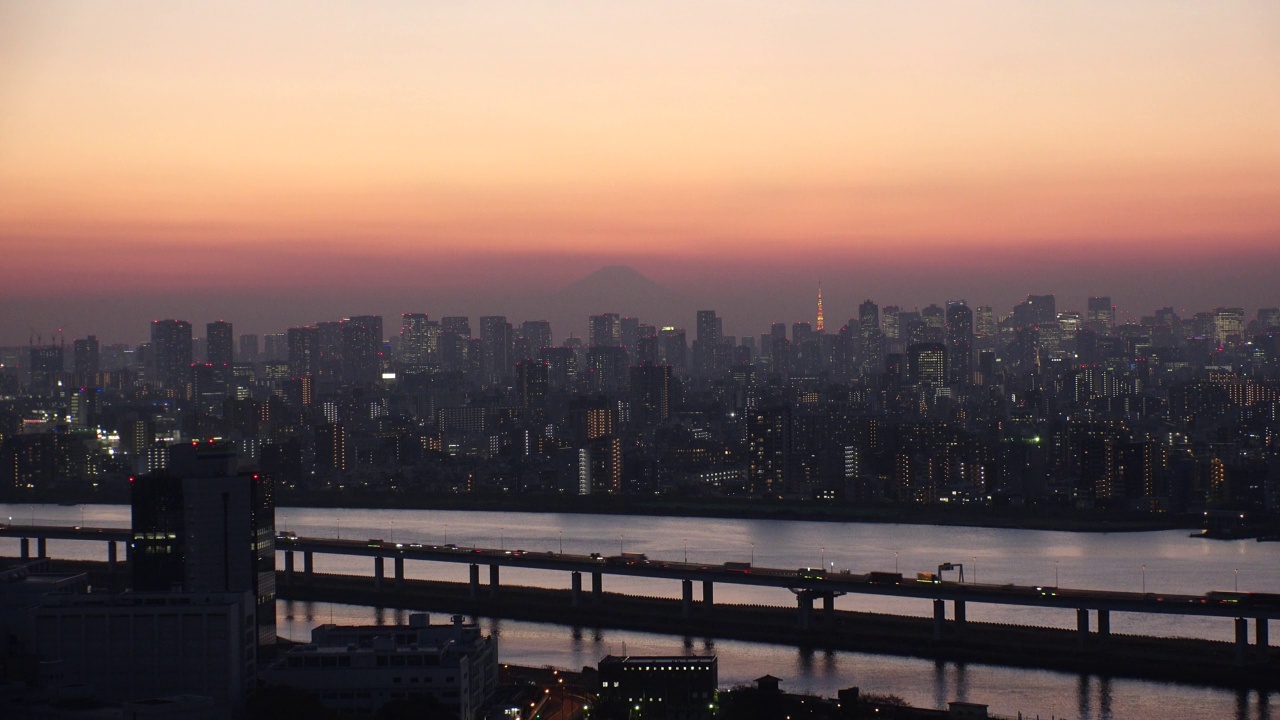 日本东京:东京和富士山的日出或日落景观。视频素材