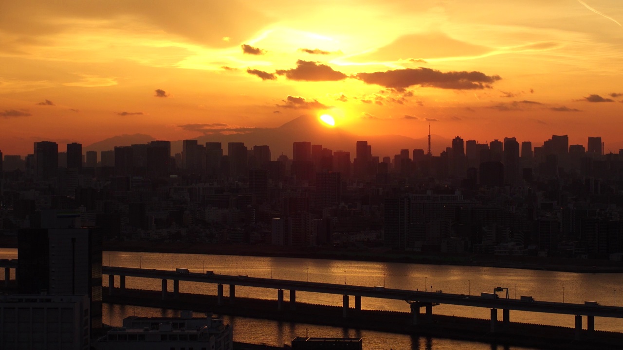 日本东京:东京和富士山的日出或日落景观。视频素材