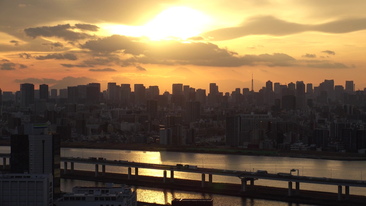 日本东京:东京和富士山的日出或日落景观。视频素材