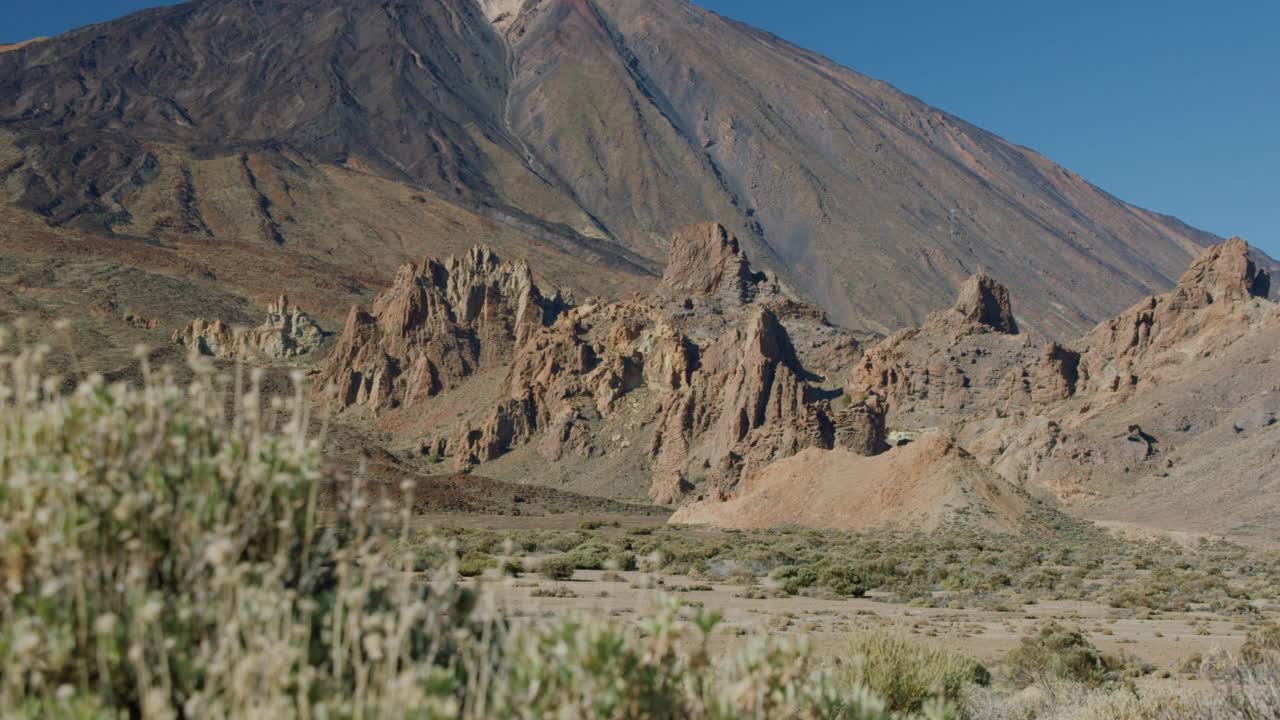 在加那利群岛特内里费岛的乌坎卡山谷，可以看到泰德火山和岩层视频素材